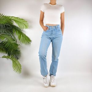 Vintage 90s Levis' Indie Grunge Light Wash Denim High Waisted Mom Jeans / W: 29